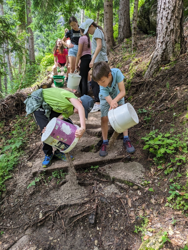 Mladi nadzorniki Triglavskega narodnega parka urejali Soško pot